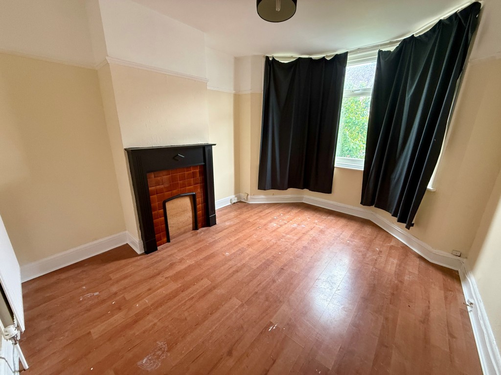 Lot: 146 - FREEHOLD PROPERTY ARRANGED AS TWO FLATS - Flat one living room